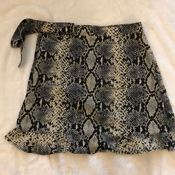Black/gray snake print wrap skirt from Nasty Gal. - Picture 3 of 11